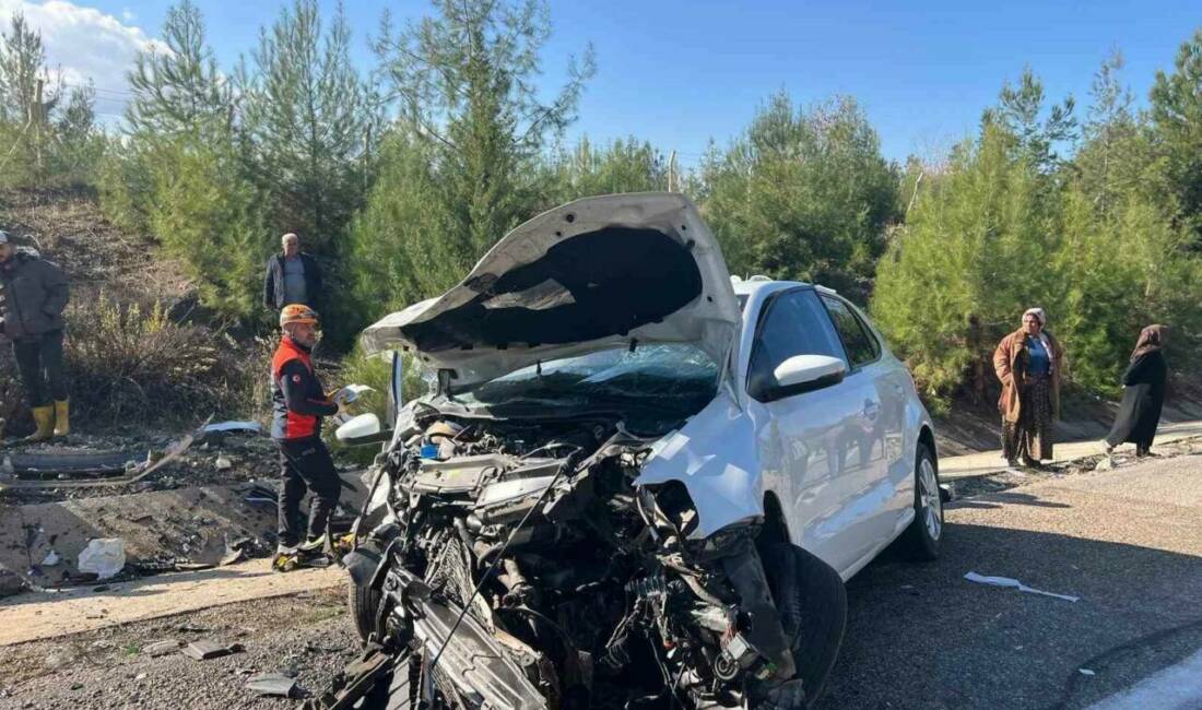 Kilis-Hatay Karayolu'nda hafif ticari araç ile otomobilin çarpışması sonucu meydana