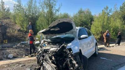 Kilis-Hatay Karayolu'nda hafif ticari araç ile otomobilin çarpışması sonucu meydana