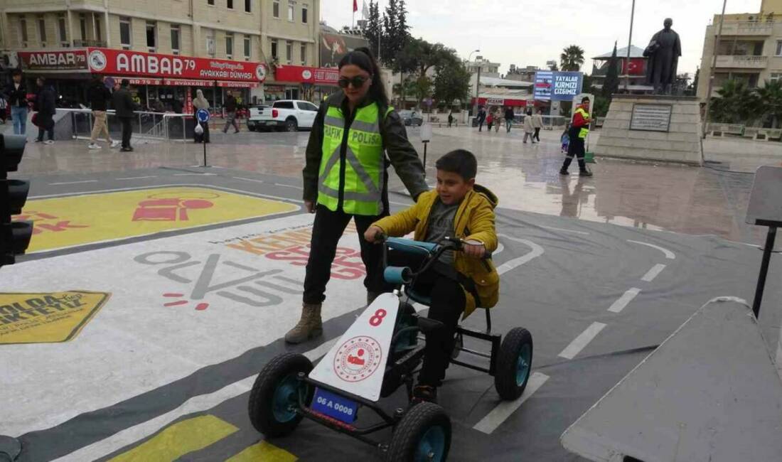 Kilis'te minik öğrencilere, trafik kurallarını öğretebilmek amacıyla Mobil Trafik tırında