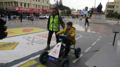 Kilis'te minik öğrencilere, trafik kurallarını öğretebilmek amacıyla Mobil Trafik tırında