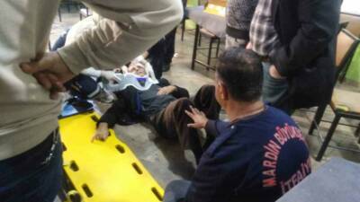 Mardin’in Nusaybin ilçesinde bir kıraathanede müşterilerin bulunduğu sırada tavanın çökmesi