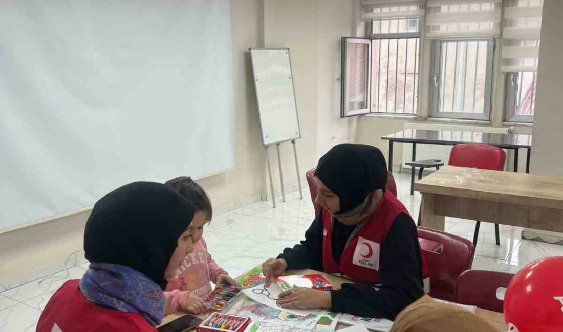 Kızılay Diyarbakır Şubesi'nde gönüllüler, otizmli çocuklar ve ailelerini ağırlayarak anlamlı
