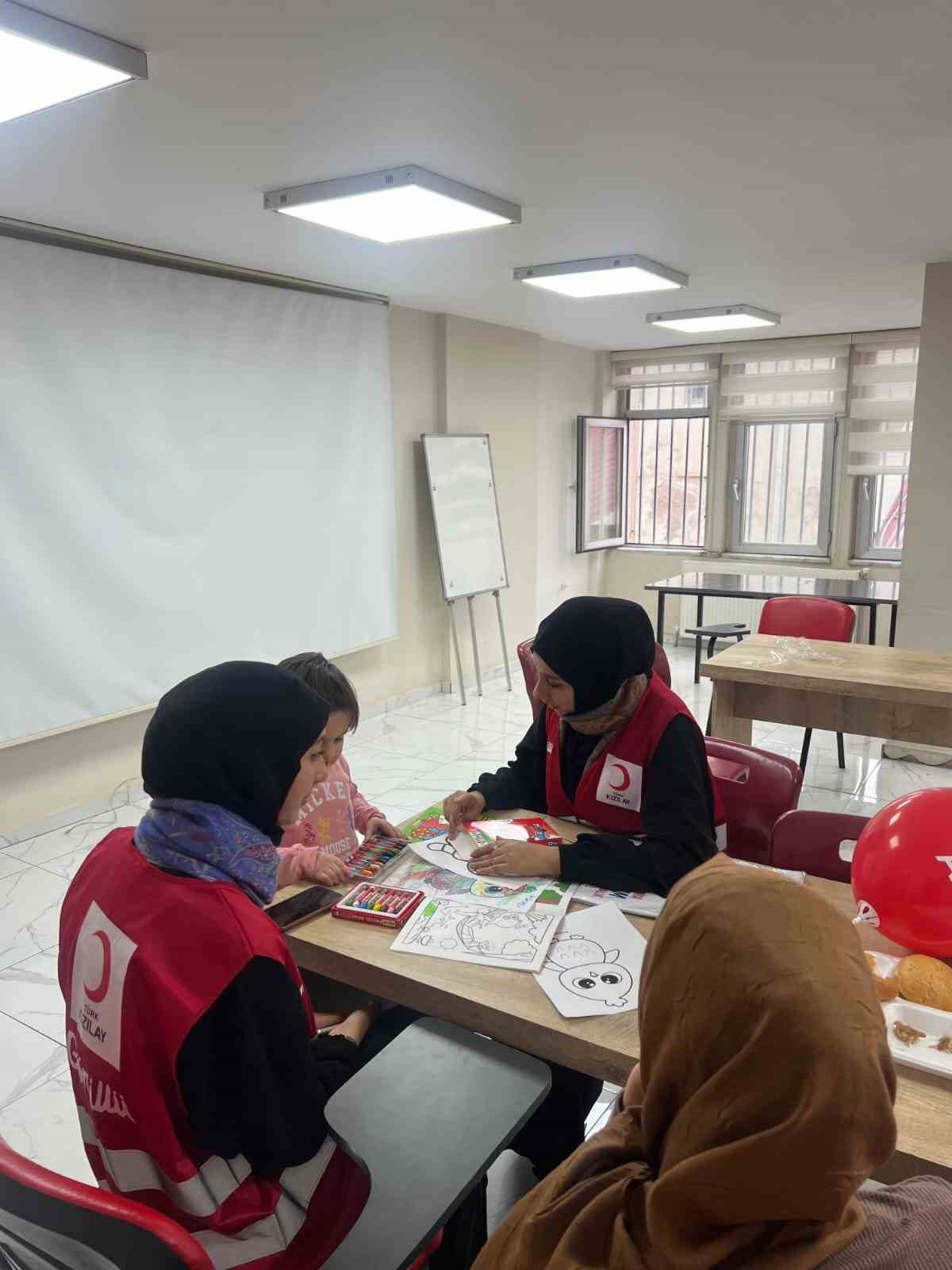 Kızılay Diyarbakır Şubesi'nde gönüllüler, otizmli çocuklar ve ailelerini ağırlayarak anlamlı