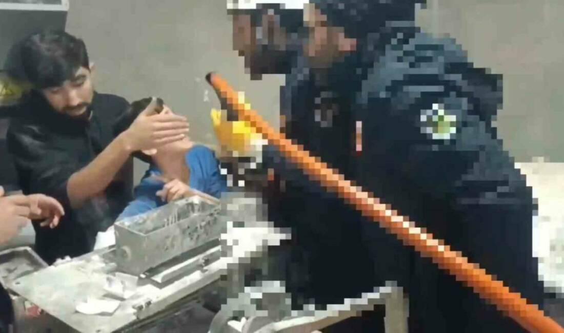 Şanlıurfa’da kolu hamur makinesine sıkışan çocuk, itfaiye ekipleri tarafından kurtarıldı.