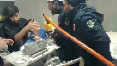 Şanlıurfa’da kolu hamur makinesine sıkışan çocuk, itfaiye ekipleri tarafından kurtarıldı.