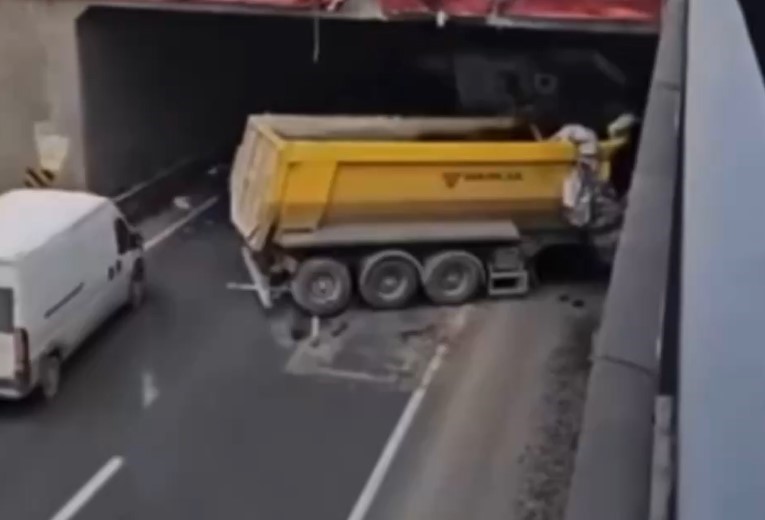 Kontrolden çıkan hafriyat kamyonu başka bir araca ve alt geçide çarptı Gaziantep'te hafriyat kamyonu ile panelvan tipi aracın karıştığı kaza, Büyükpınar