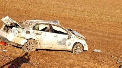 Şanlıurfa'nın Ceylanpınar ilçesinde otomobilin tarlaya devrilmesi sonucu sürücü yaralandı. Kaza,