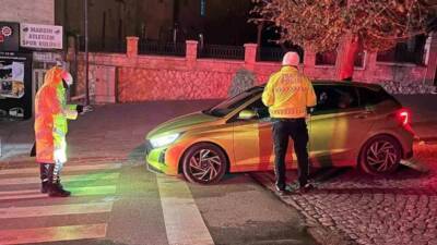 Mardin’in Artuklu ilçesinde yüksek sesle müzik yayını ve trafik kurallarının