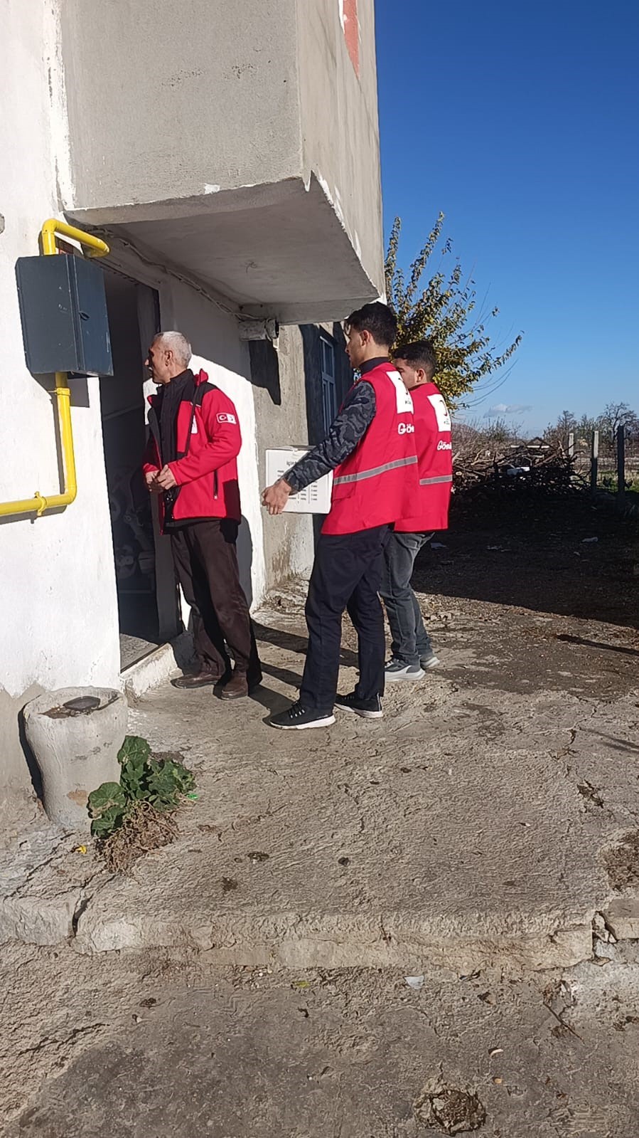 Diyarbakır'ın Dicle ilçesindeki bir lise öğrenci grubu, Türk Kızılay'ı ile
