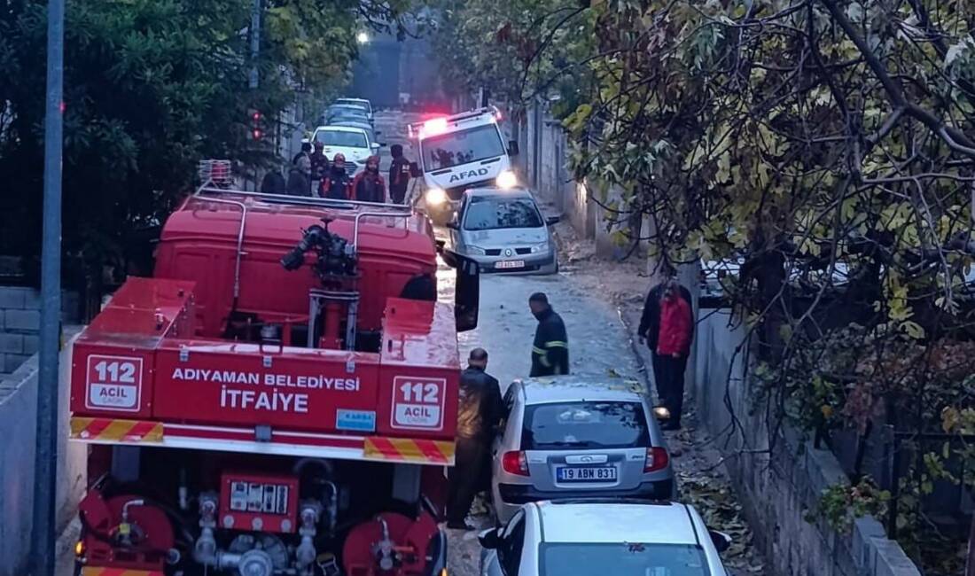 Mahsur kalan AFAD’ı itfaiye ekipleri kurtardı Adıyaman'da AFAD aracı, yağış nedeniyle çöken yolda mahsur kaldı. İtfaiye