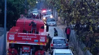 Adıyaman'da AFAD aracı, yağış nedeniyle çöken yolda mahsur kaldı. İtfaiye
