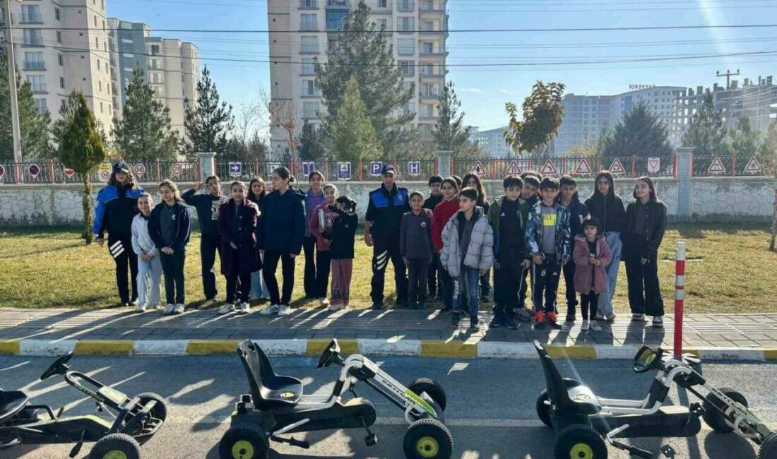 Mardin’de çocuklara trafik eğitimi verildi Mardin'in Artuklu ilçesinde, Toplum Destekli Polislik Şube Müdürlüğü ekipleri tarafından