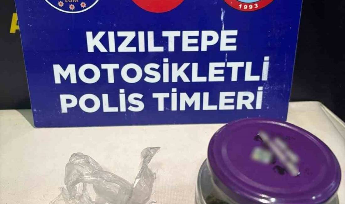 Mardin’de polis ekiplerince durdurulan bir araçta 51,60 gram esrar ele