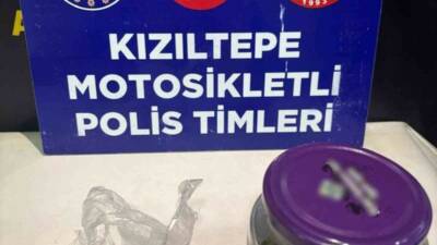 Mardin’de polis ekiplerince durdurulan bir araçta 51,60 gram esrar ele