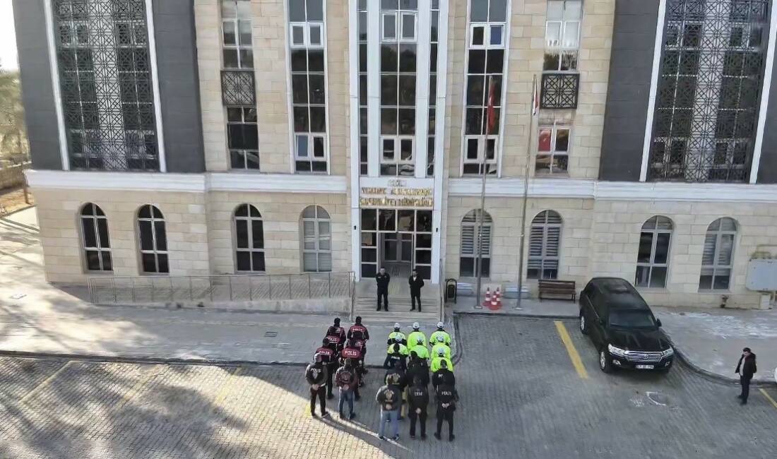 Mardin’de huzur ve güven uygulamasına 6 araç sürücüsüne cezai işlem uygulandı Mardin'in Kızıltepe ilçesinde, 20 ekip ve 48 personel ile "Huzur