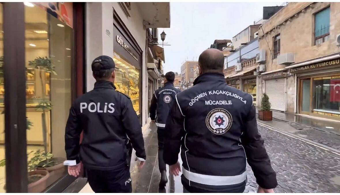 Mardin'de "huzur ve güven" uygulaması düzensiz göçle mücadele kapsamında gerçekleştirildi.