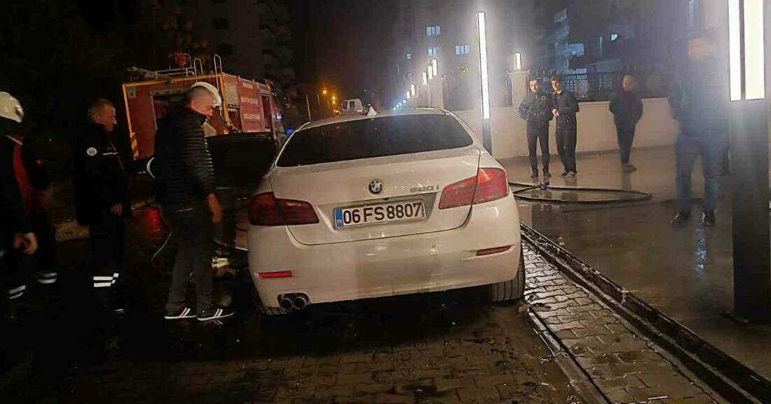 Mardin'in Nusaybin ilçesinde park halindeki lüks bir otomobil beklenmedik bir