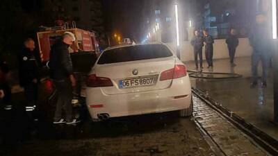 Mardin'in Nusaybin ilçesinde park halindeki lüks bir otomobil beklenmedik bir