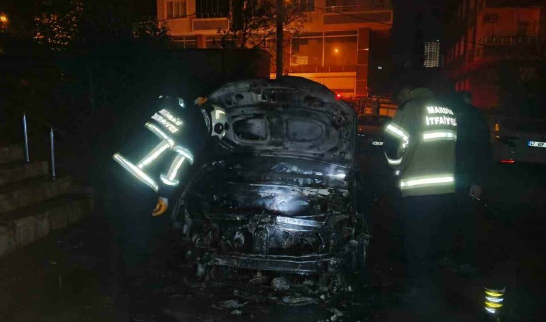 Mardin'in Artuklu ilçesinde park halindeki bir otomobilde çıkan yangın, itfaiye