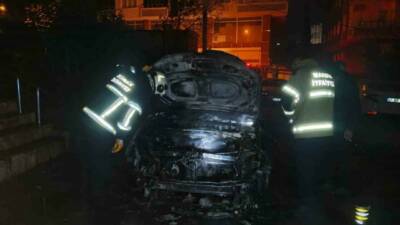 Mardin'in Artuklu ilçesinde park halindeki bir otomobilde çıkan yangın, itfaiye