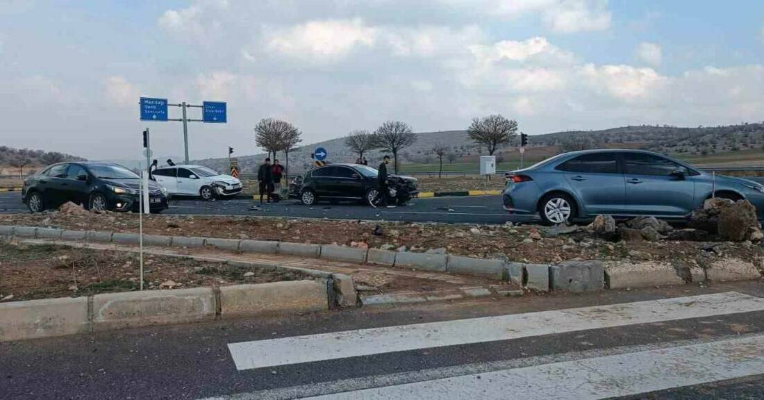 Mardin-Diyarbakır karayolu üzerinde Mazıdağı Üçyolu mevkisinde tır ile iki aracın