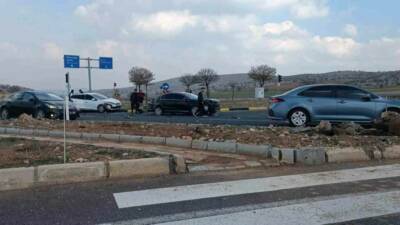 Mardin-Diyarbakır karayolu üzerinde Mazıdağı Üçyolu mevkisinde tır ile iki aracın