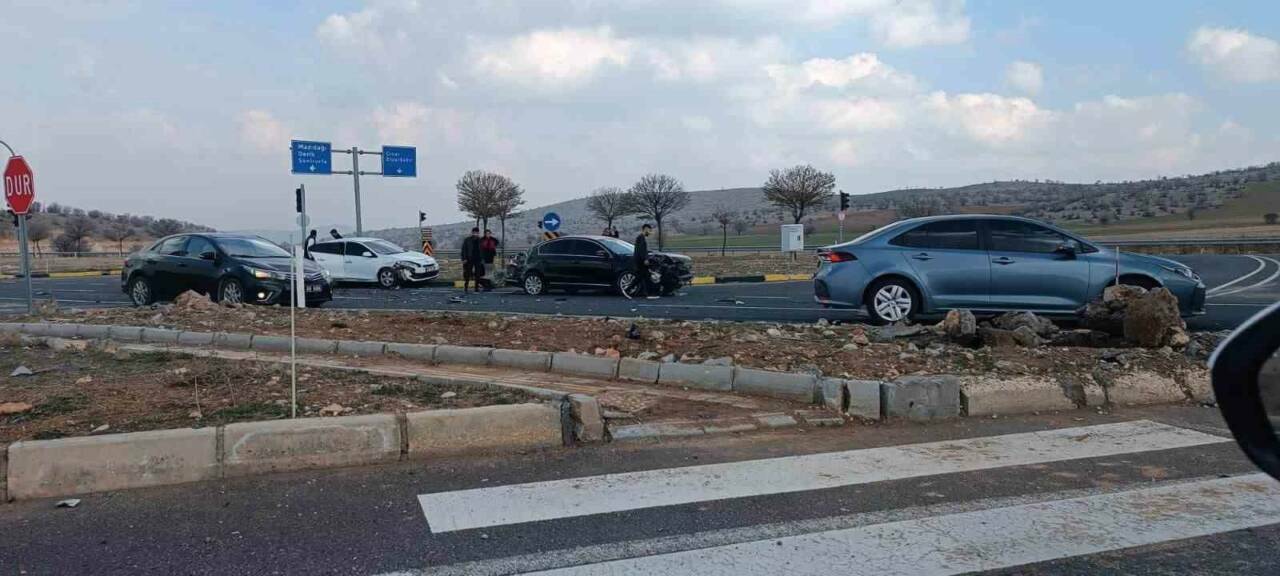 Mardin-Diyarbakır karayolu üzerinde Mazıdağı Üçyolu mevkisinde tır ile iki aracın