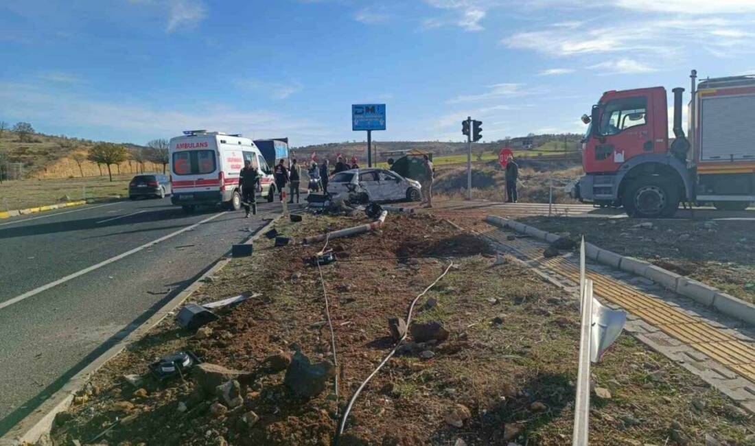 Mardin-Diyarbakır karayolunda meydana gelen kazada ağır yaralanan Derik Devlet Hastanesi