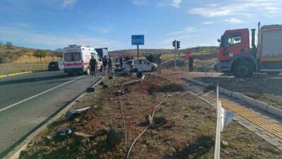 Mardin-Diyarbakır karayolunda meydana gelen kazada Derik Devlet Hastanesi doktorlarından Abdulkadir