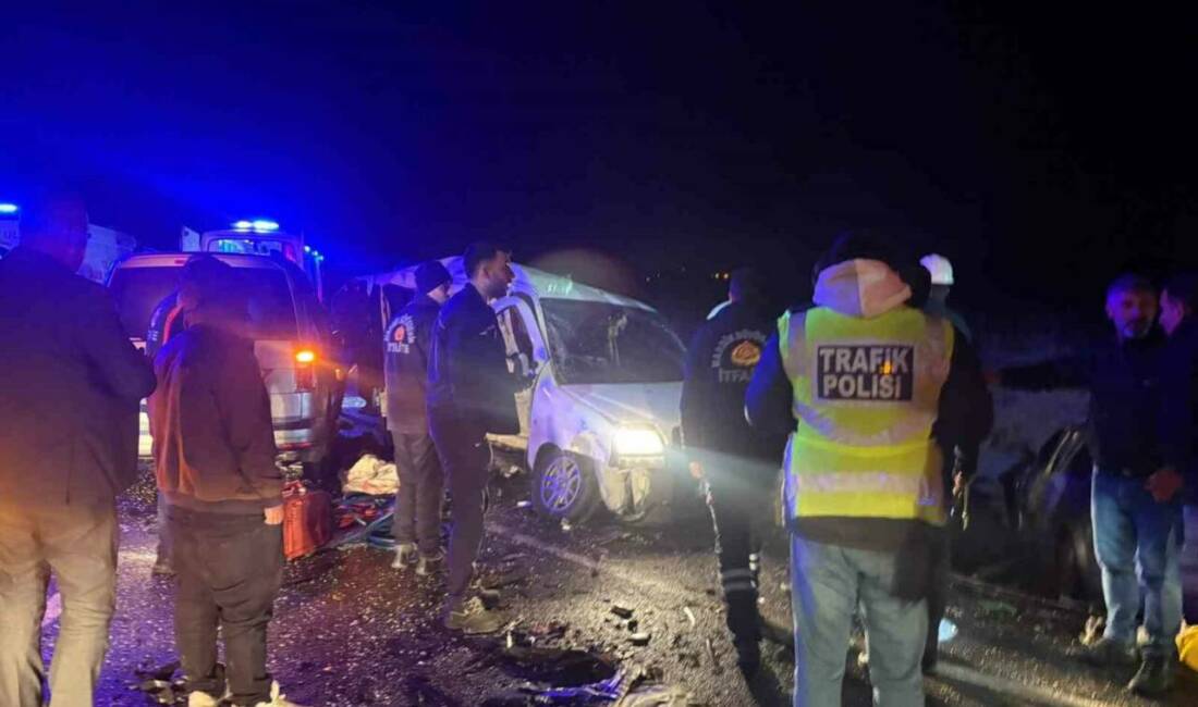 Mardin'de Ömerli ilçesinde meydana gelen zincirleme trafik kazasında 4 kişi