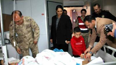 Mardin'deki Midyat Devlet Hastanesi, çocuk hastalara moral ve motivasyon kazandırmak