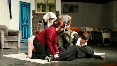 Adıyaman'ın Kahta ilçesinde Mesut Ekni Anadolu Lisesi Tiyatro Topluluğu tarafından