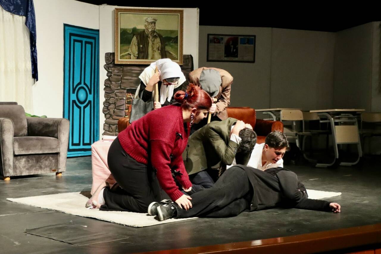 Adıyaman'ın Kahta ilçesinde Mesut Ekni Anadolu Lisesi Tiyatro Topluluğu tarafından