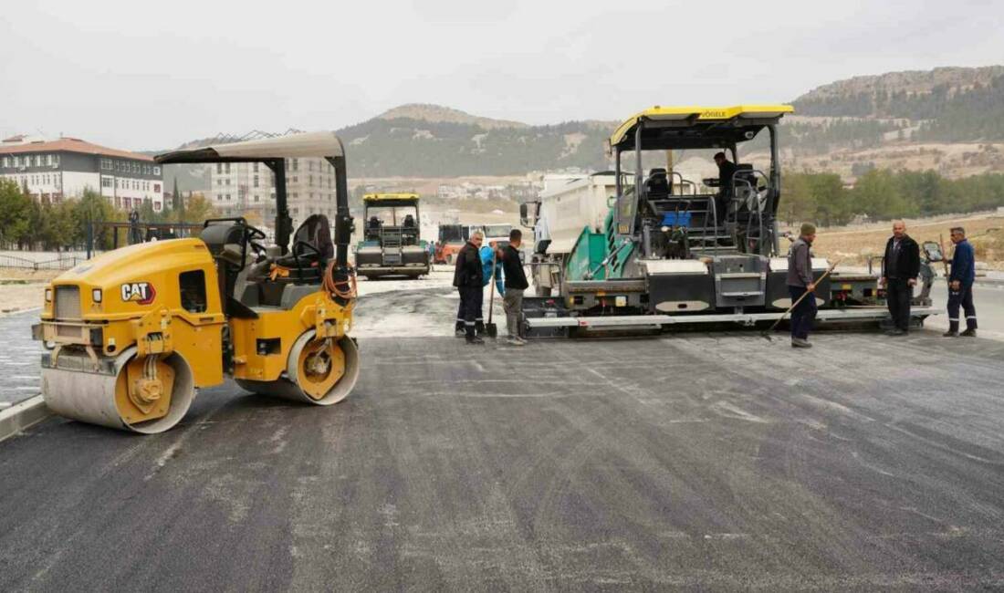 Adıyaman Belediyesi, Esentepe Caddesi'nde okullar bölgesinde asfalt serim çalışmalarını hızlandırarak