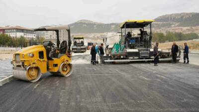 Adıyaman Belediyesi, Esentepe Caddesi'nde okullar bölgesinde asfalt serim çalışmalarını hızlandırarak