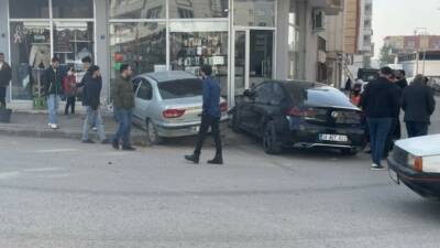 Şanlıurfa’nın Ceylanpınar ilçesinde çarpıştıktan sonra kontrolden çıkan otomobiller, bir işyerinin
