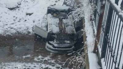 Diyarbakır’ın Silvan ilçesinde otomobilin köprüden düşmesi sonucu 2 kişi yaralandı.