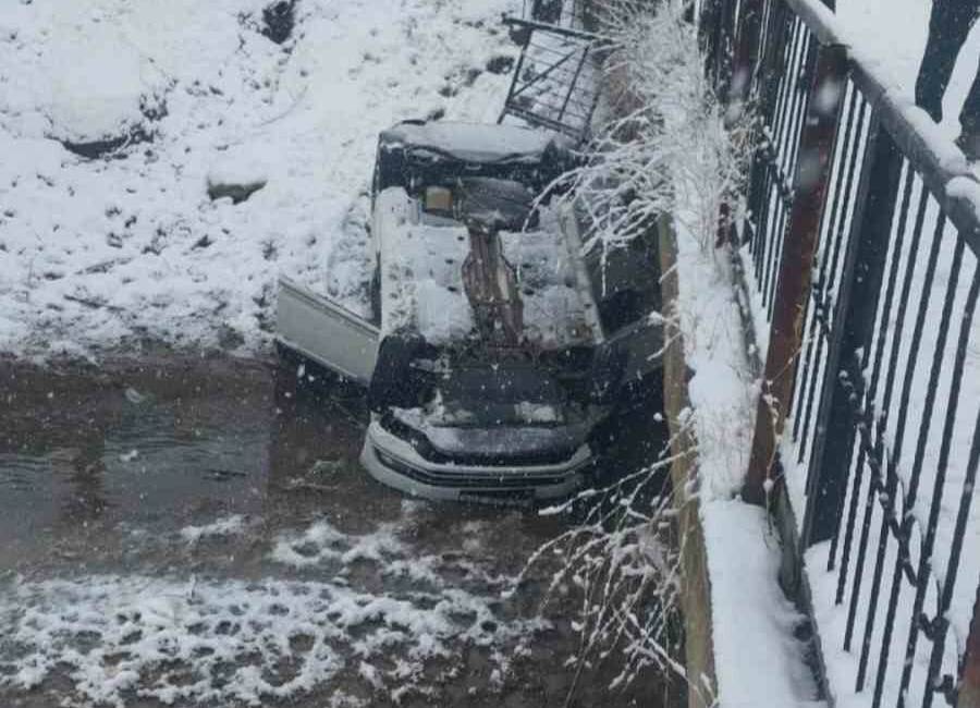 Diyarbakır’ın Silvan ilçesinde otomobilin köprüden düşmesi sonucu 2 kişi yaralandı.