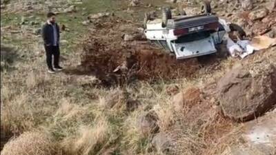 Şanlıurfa’nın Siverek ilçesinde sürücüsünün direksiyon hâkimiyetini kaybettiği otomobil köprüden düştü.