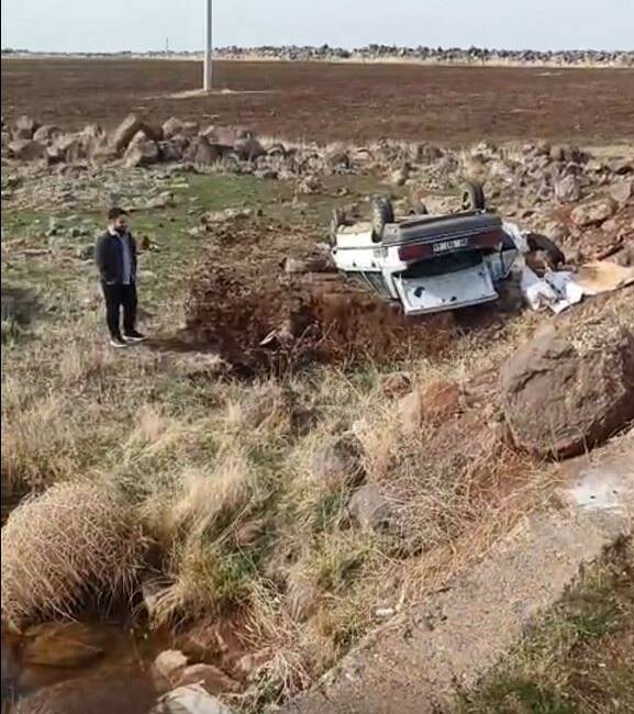 Şanlıurfa’nın Siverek ilçesinde sürücüsünün direksiyon hâkimiyetini kaybettiği otomobil köprüden düştü.