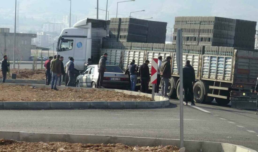 Batman’ın Gercüş ilçesinde kavşakta dönüş yapan tır ile otomobilin karıştığı