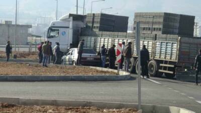 Batman’ın Gercüş ilçesinde kavşakta dönüş yapan tır ile otomobilin karıştığı