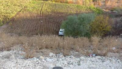 Adıyaman'da yaklaşık 30 metrelik şarampolden aşağı uçan otomobildeki 2 kişi,