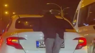 Diyarbakır'ın Kayapınar ilçesinde bir kişi, seyir halindeki bir otomobilin arka