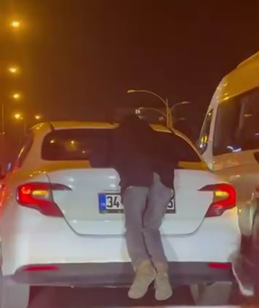 Diyarbakır'ın Kayapınar ilçesinde bir kişi, arkasına tutunduğu otomobil ile tehlikeli