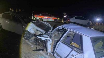 Şanlıurfa’nın Siverek ilçesinde iki otomobilin kafa kafaya çarpışması sonucu meydana
