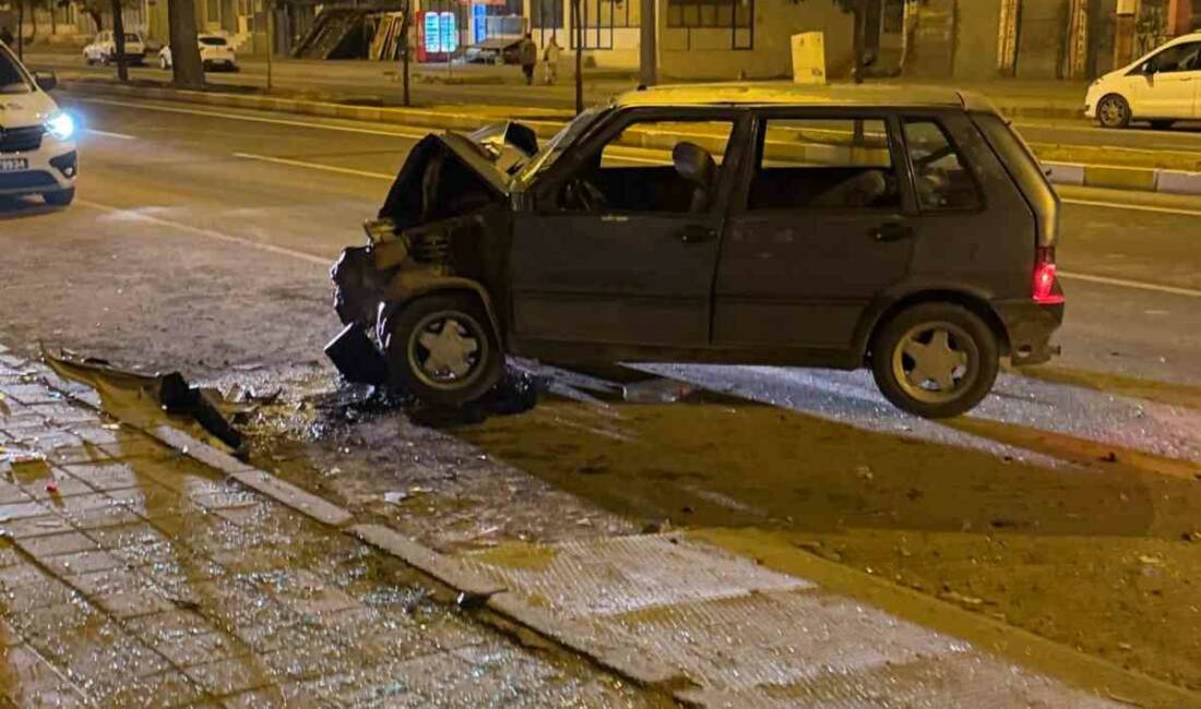 Mardin’in Midyat park halindeki hafif ticari araca çarpan otomobil sürücüsü