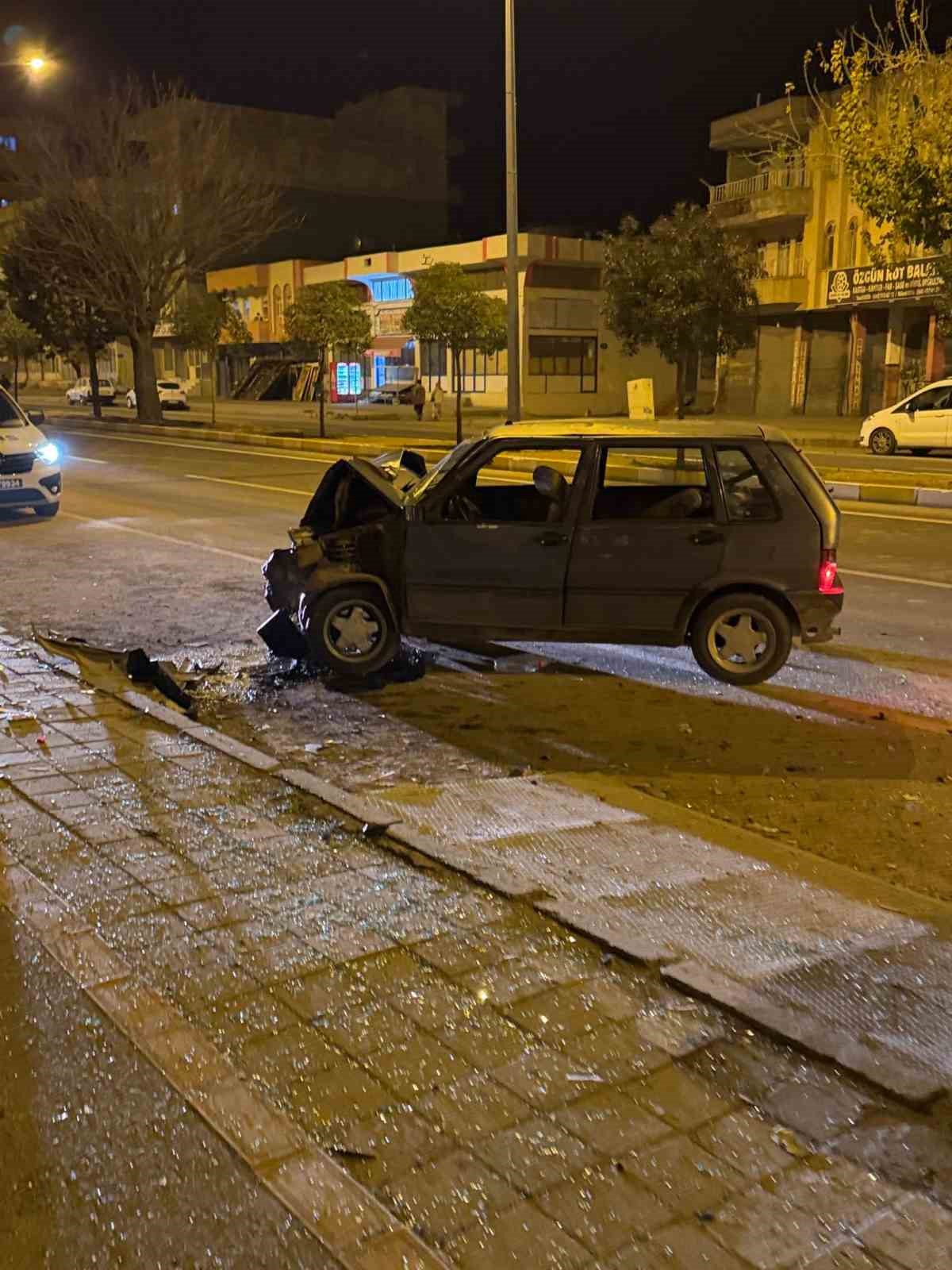 Mardin’in Midyat park halindeki hafif ticari araca çarpan otomobil sürücüsü