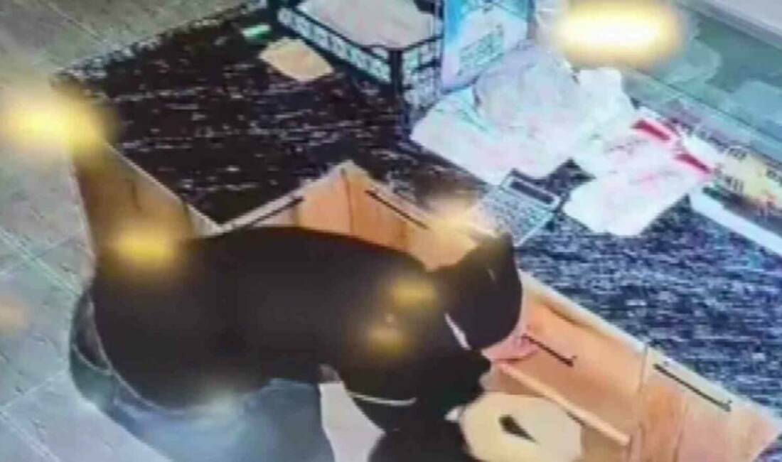 Sadaka kutusu ve nakit para çalan şahıslar kameraya yakalandı Adıyaman'ın Kahta ilçesinde bir iş yerinden nakit para ve sadaka