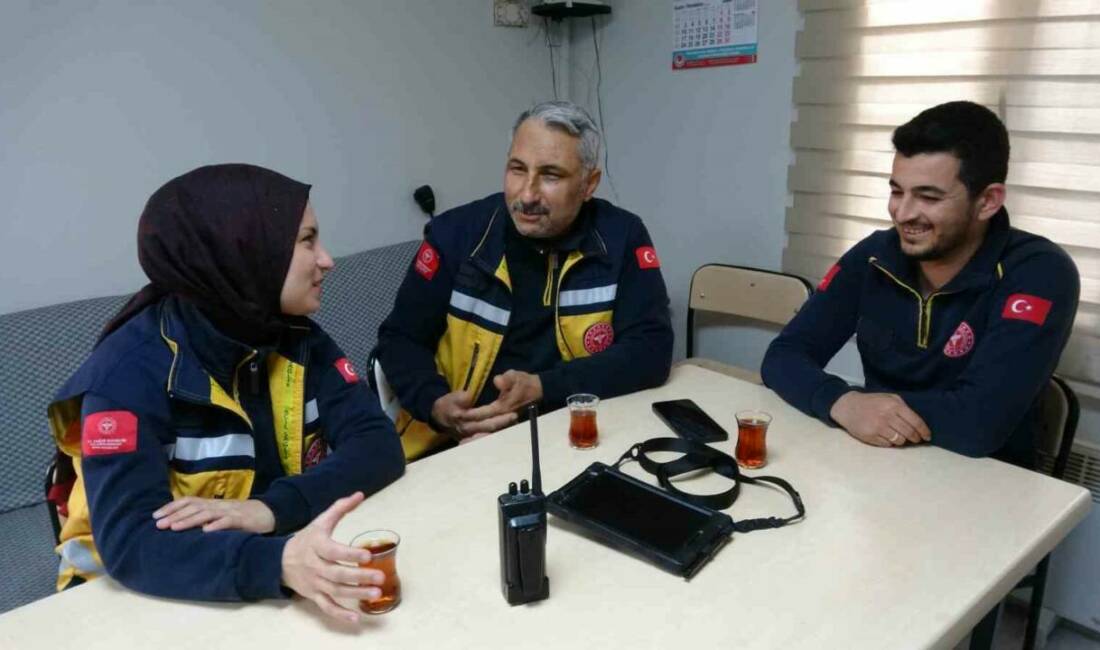 Gaziantep’te ambulans şoförü olarak görev yapan Bilal Kar ve kızı
